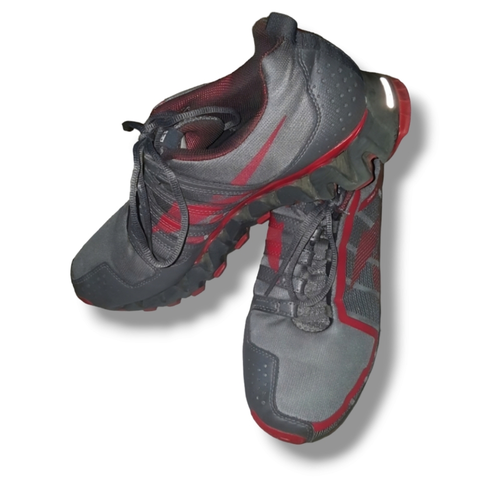 Super Sale Reebok Zigtech Size 9 - image 1